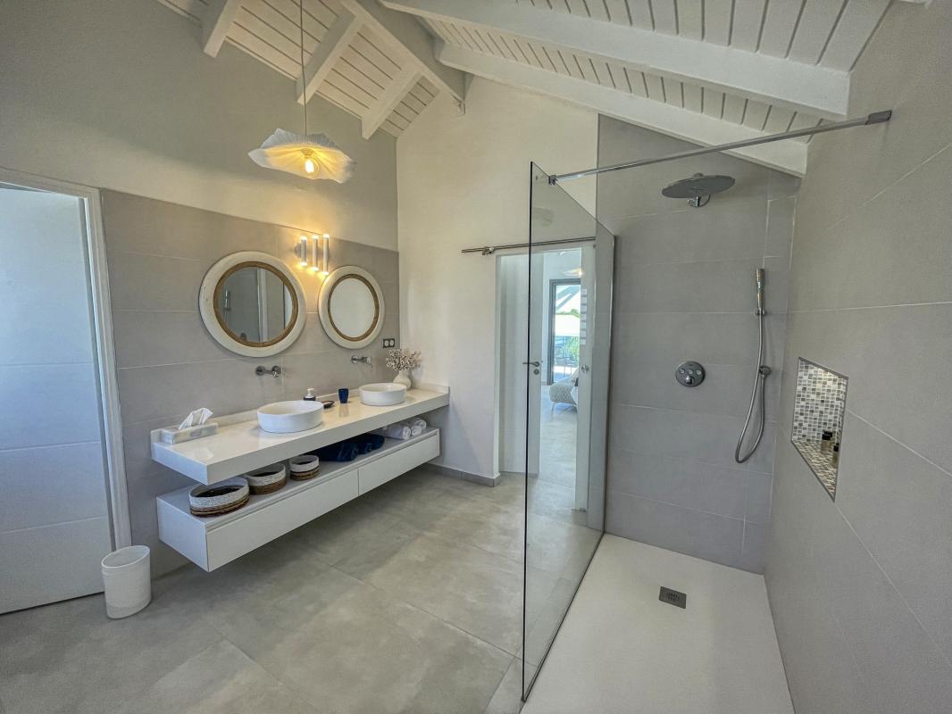 53 Location villa piscine accès plage Saint François Guadeloupe_sdb 3
